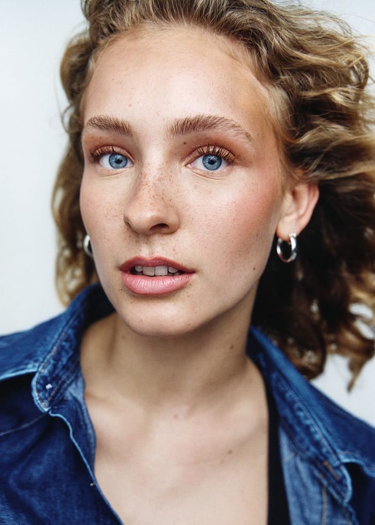 Female model Viola based in The Netherlands available for bookings at KKH Management