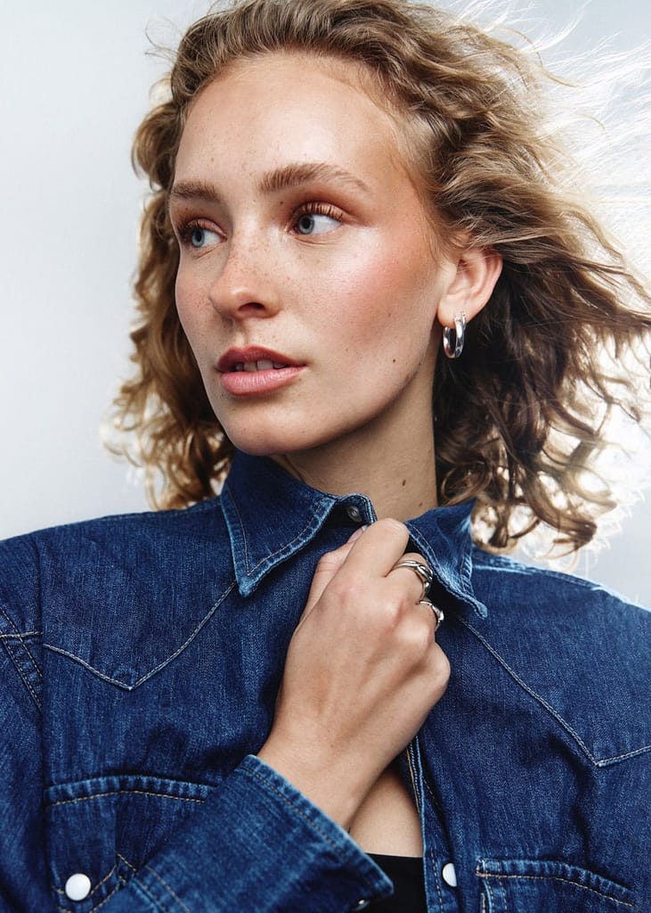 Female model Viola based in The Netherlands available for bookings at KKH Management